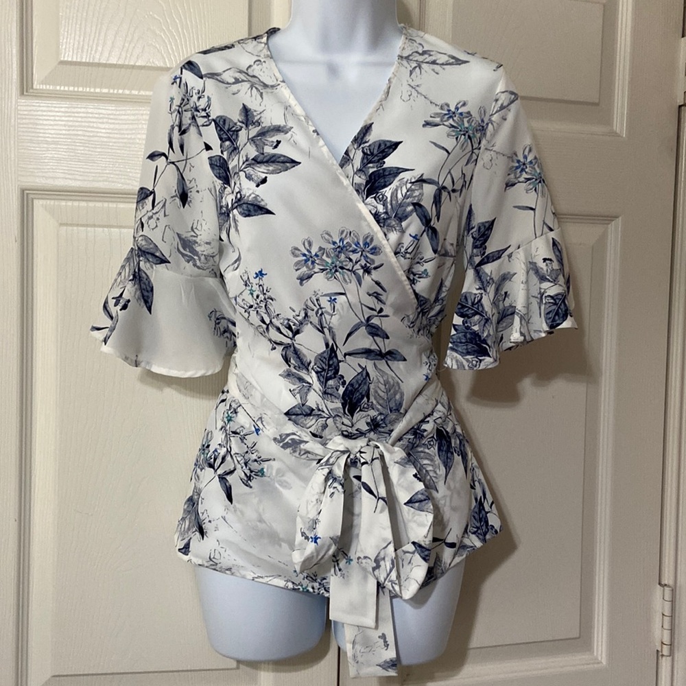 NWT Alex Marie WOV Be A Wrap Print Top size Small